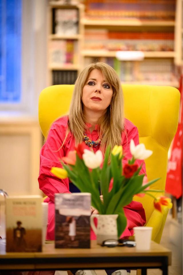 Dialog despre poezie cu poeta Ioana Nicolaie foto Facebook