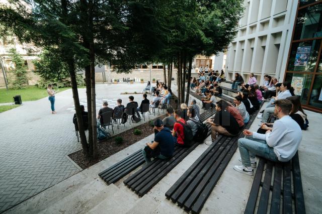 Viziuni studențești în imagini și video, într-o expoziție creativă de la Universitatea din Suceava