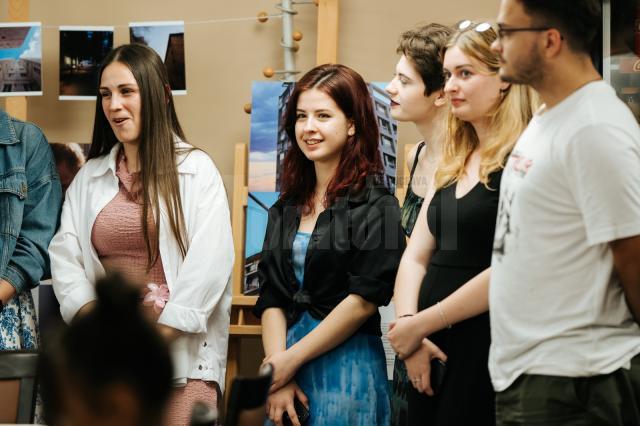 Viziuni studențești în imagini și video, într-o expoziție creativă de la Universitatea din Suceava