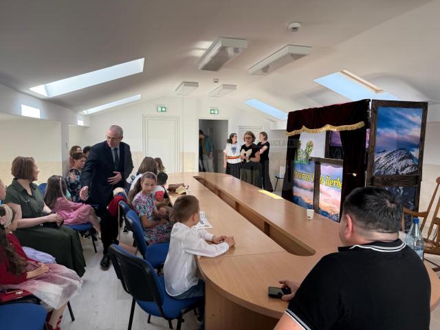 Mai mulți copii adoptați, dar și bătrâni de la Centrul de Recuperare și Reabilitare Neuropsihiatrică de la Sasca Mică au marcat, împreună, Ziua Adopției