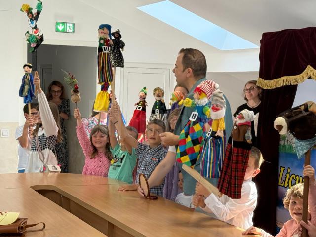 Mai mulți copii adoptați, dar și bătrâni de la Centrul de Recuperare și Reabilitare Neuropsihiatrică de la Sasca Mică au marcat, împreună, Ziua Adopției