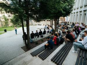 Viziuni studențești în imagini și video, într-o expoziție creativă de la Universitatea din Suceava
