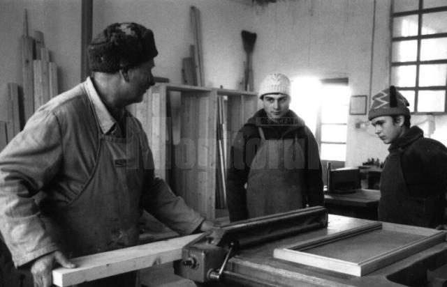 Presa veche 2 mai cu foto FABRICA DE BINALE (1)