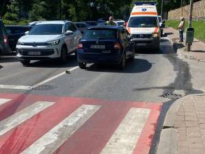 Femeie lovită de o mașină chiar pe trecerea de pietoni