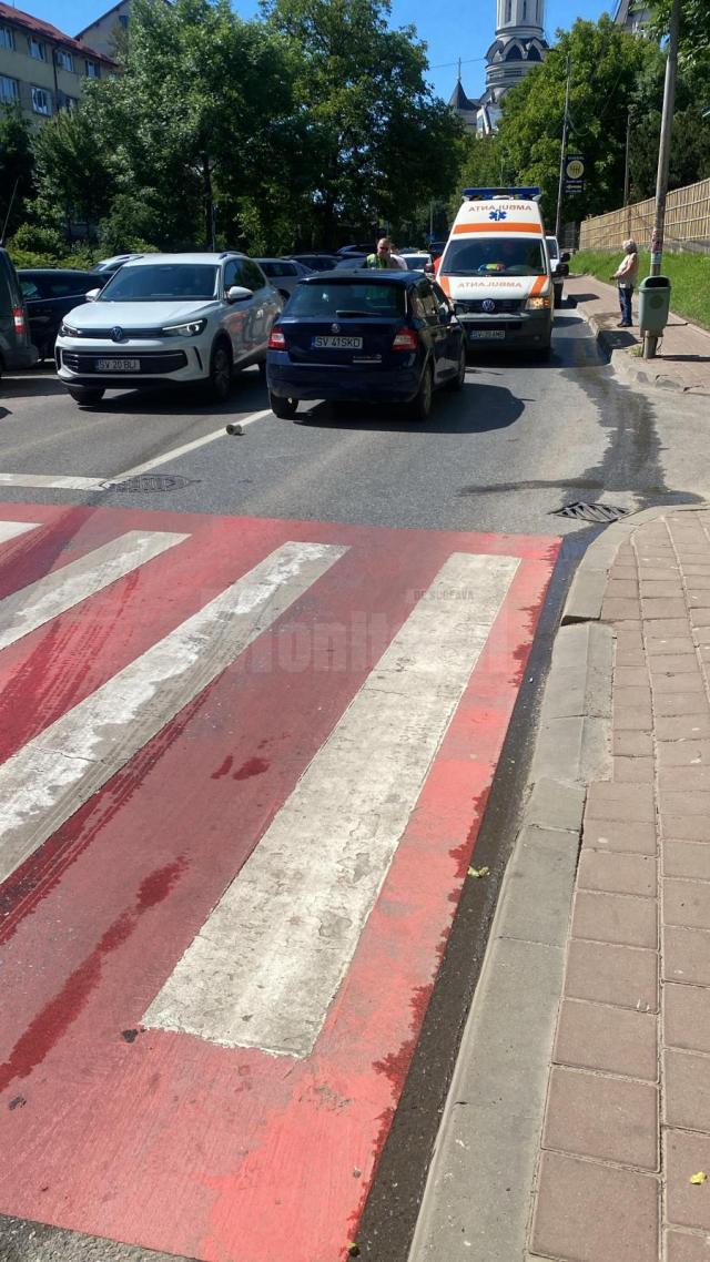 Femeie lovită de o mașină chiar pe trecerea de pietoni