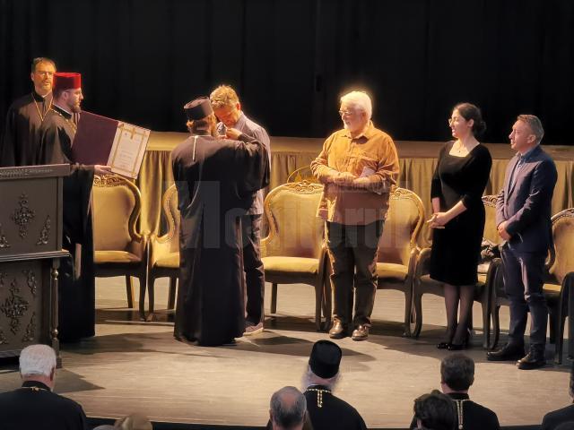 Daniel Codrescu, recompensat cu ordinul Crucea Bucovinei, la vernisajul expoziției din Palatul Dornelor