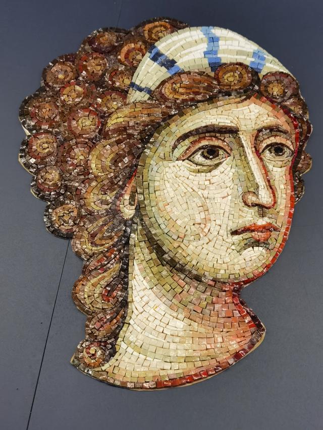 Elemente de mozaic folosite la Catedrala Neamului, expuse la Palatul Dornelor