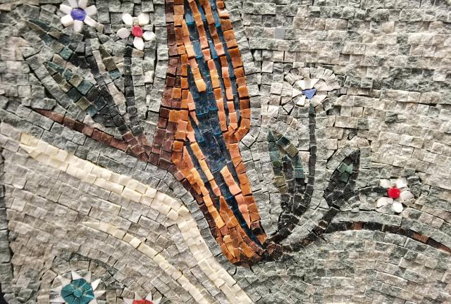 Elemente de mozaic folosite la Catedrala Neamului, expuse la Palatul Dornelor