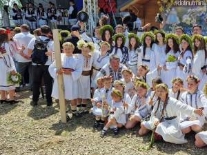 „Simboluri ale românilor”, tema Festivalului Național Concurs „Regina Sânzienelor”, ediția a XI-a