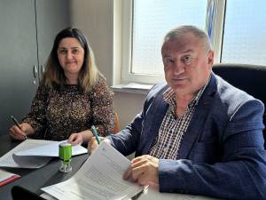 Primarul din Cornu Luncii, Gheorghe Fron, a semnat contractul pentru extinderea rețelei de alimentare cu apă în patru sate ale comunei