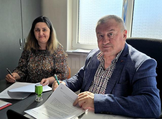 Primarul din Cornu Luncii, Gheorghe Fron, a semnat contractul pentru extinderea rețelei de alimentare cu apă în patru sate ale comunei