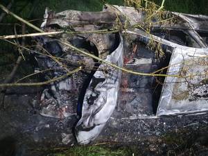 O mașină care a lovit un cap de pod s-a răsturnat și a luat foc