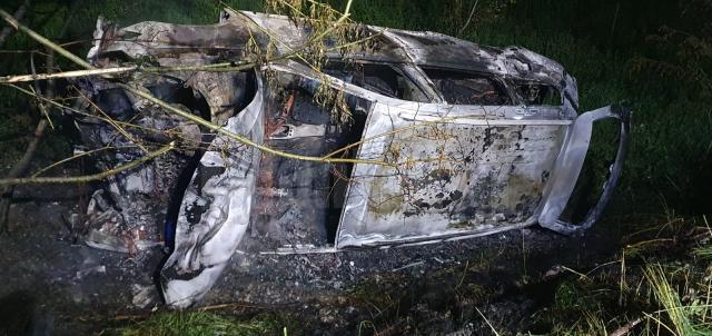 O mașină care a lovit un cap de pod s-a răsturnat și a luat foc