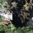 O mașină care a lovit un cap de pod s-a răsturnat și a luat foc