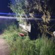 O mașină care a lovit un cap de pod s-a răsturnat și a luat foc