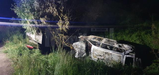 O mașină care a lovit un cap de pod s-a răsturnat și a luat foc