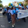 Rectorul Mihai Dimian în mijlocul studenților la Marsul Absolvenților USV