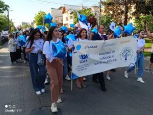 Rectorul Mihai Dimian în mijlocul studenților la Marsul Absolvenților USV