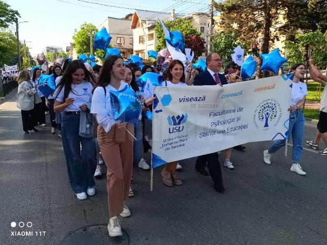 Rectorul Mihai Dimian în mijlocul studenților la Marsul Absolvenților USV