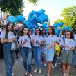 Tinere absolvente încolonate pentru marş