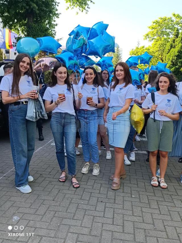 Tinere absolvente încolonate pentru marş