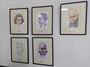 Emoția și personalitatea artistică a 100 de actori se regăsesc în portretele realizate de caricaturistul Ovidiu Stanciu, expuse la Galeria Zamca