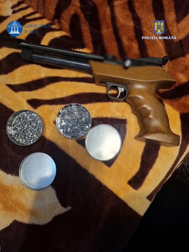 Polițiștii au ridicat de la suceveni 30 de arme achiziționate ilegal, de pe piața neagră
