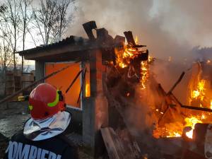 Incendiul a fost stins de pompieri (foto generic)