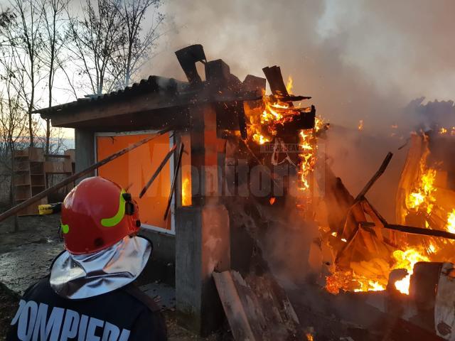 Incendiul a fost stins de pompieri (foto generic)