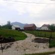 Ploile torențiale de astăzi au inundat o casă, două curți și un beci din comuna Dorna Candrenilor