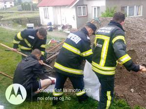 Ploile torențiale de astăzi au inundat o casă, două curți și un beci din comuna Dorna Candrenilor