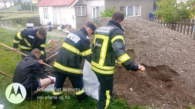 Ploile torențiale de astăzi au inundat o casă, două curți și un beci din comuna Dorna Candrenilor