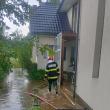 Ploile torențiale de astăzi au inundat o casă, două curți și un beci din comuna Dorna Candrenilor