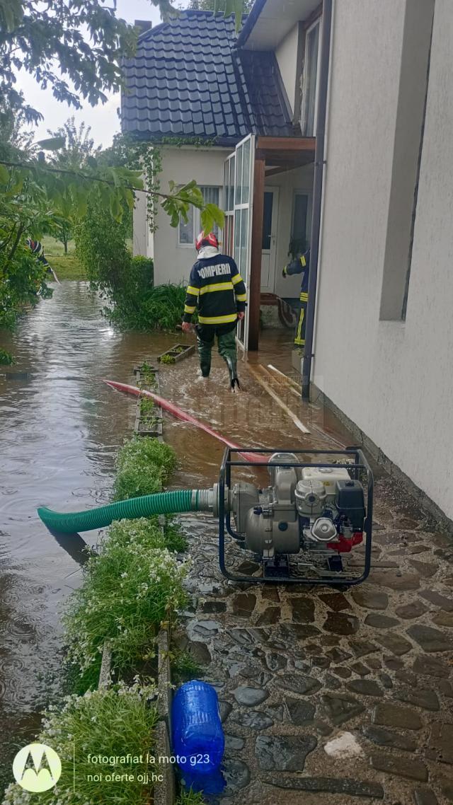 Ploile torențiale de astăzi au inundat o casă, două curți și un beci din comuna Dorna Candrenilor