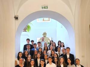 elevi si profesori de la Hurmuzachi Radauti