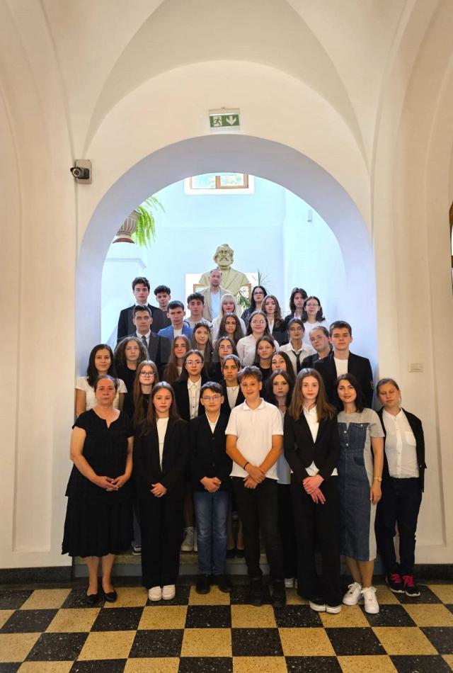 elevi si profesori de la Hurmuzachi Radauti