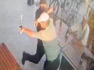 Momentul agresiunii, surprins de o cameră de supraveghere