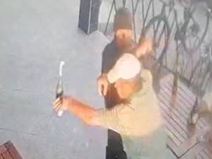 Agresiunea cu un cuțit artizanal de pe terasa unui magazin s-a lăsat cu rețineri