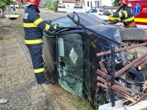 Un șofer a ajuns la spital după ce mașina pe care o conducea a lovit un cap de pod