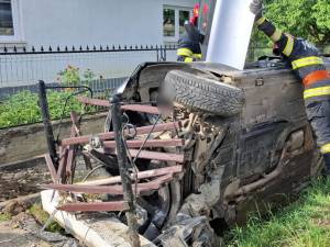 Un șofer a ajuns la spital după ce mașina pe care o conducea a lovit un cap de pod