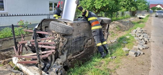 Un șofer a ajuns la spital după ce mașina pe care o conducea a lovit un cap de pod