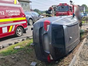 Un șofer a ajuns la spital după ce mașina pe care o conducea a lovit un cap de pod
