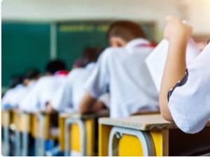 Au intrat în examen cu căști și telefon mobil, dar au fost surprinși de supraveghetori