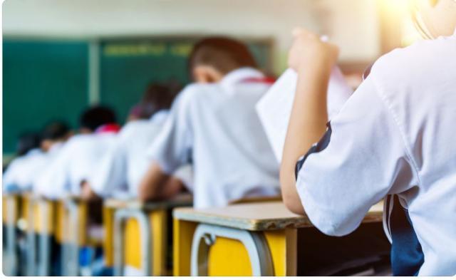 Au intrat în examen cu căști și telefon mobil, dar au fost surprinși de supraveghetori