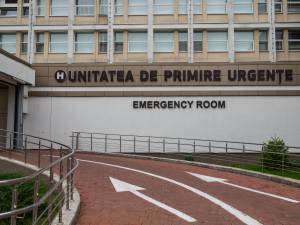 Femeie ajunsă la spital după ce a fost lovită de un utilaj care lucra la asfaltarea unei străzi