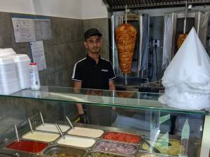 Tânărul afgan care a ajuns să aibă deschisă propria afacere