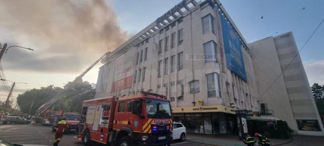 Mașinile de pompieri la fața locului