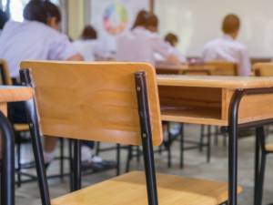 Doi candidați eliminați de la proba la alegere a bacalaureatului. Unul a folosit telefonul, celălalt fițuica