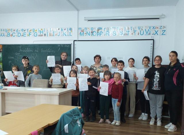 Doamnele prof. înv. primar Evenden Alina Mariana și Murariu Mariana, împreună cu elevii claselor primare