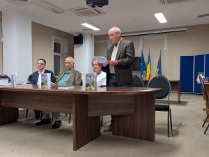 Lansarea volumului „Lumea prezentată sucevenilor. N-ai economist... vine Dan”, semnat de Dan Strutinschi